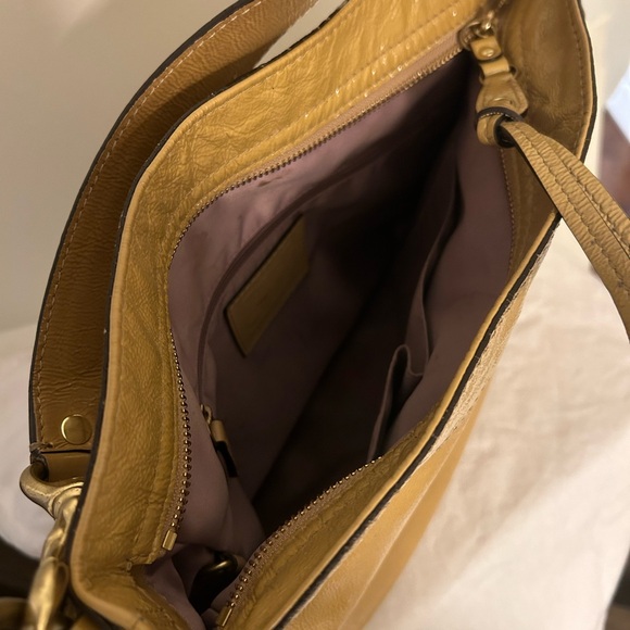 Coach patent beige shoulder bag - Picture 4 of 6